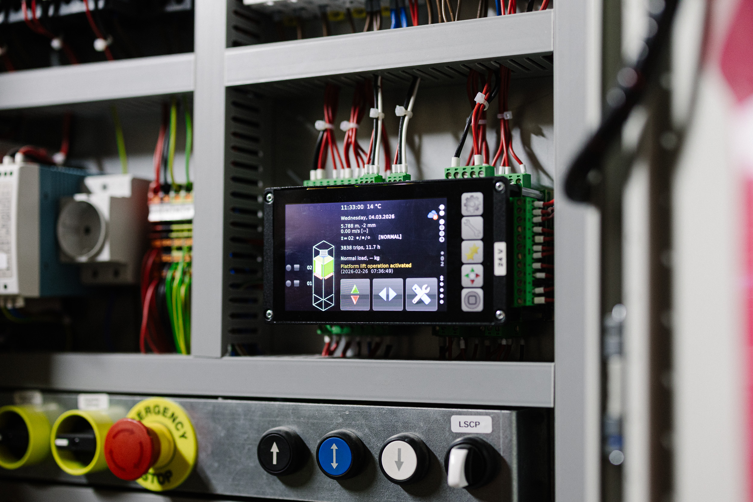 Digital commissioning: how smart controllers accelerate goods lift deployment